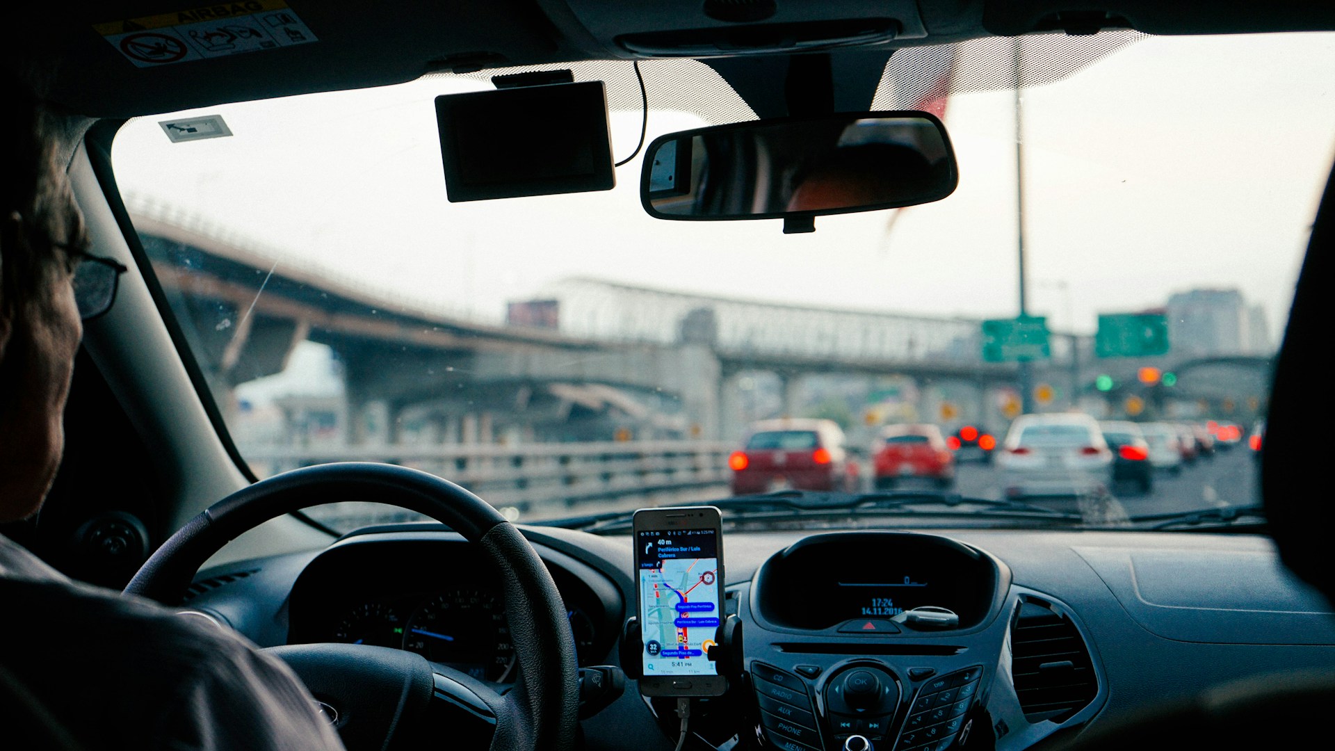 Zelfverzekerd of behoedzaam rijden: wat werkt beter voor jou
