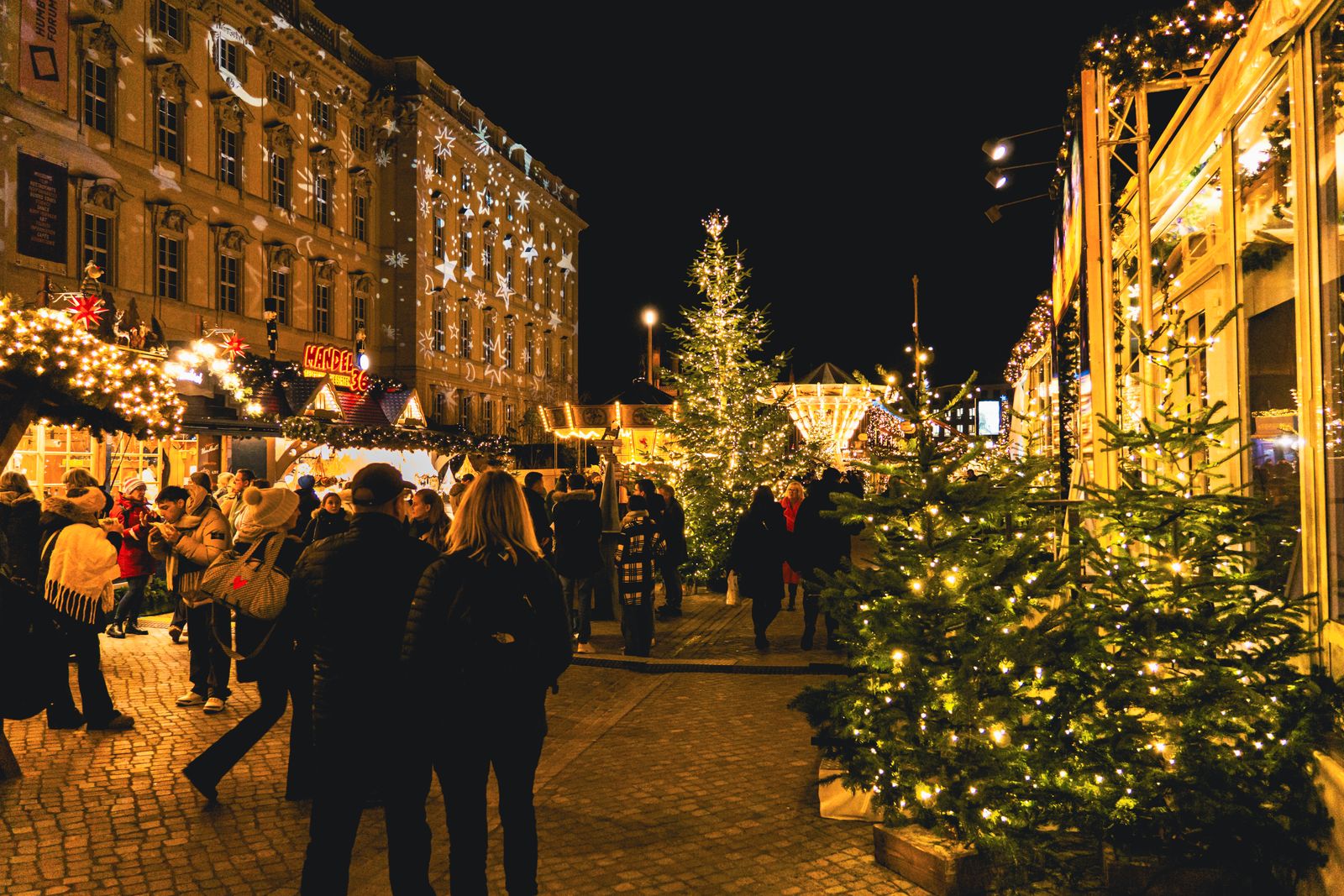 Kerstmarkt met verlichte kraampjes in de avond